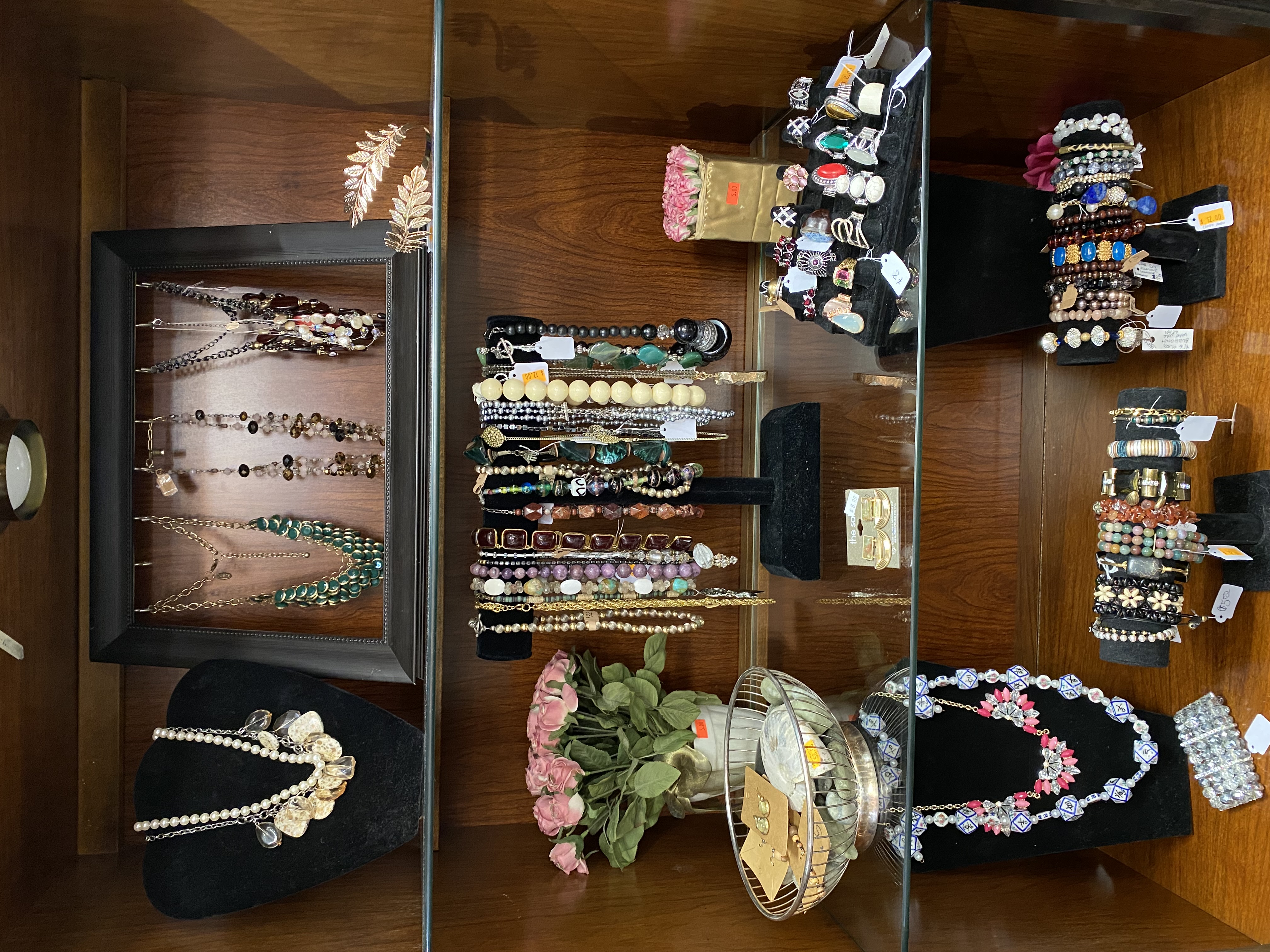 Jewelry display cabinet