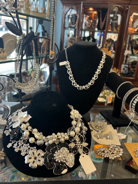 Store jewelry display