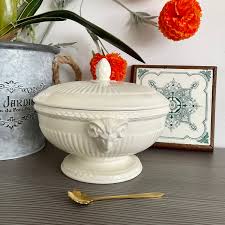 Vintage wedgwood covered vegatable dish